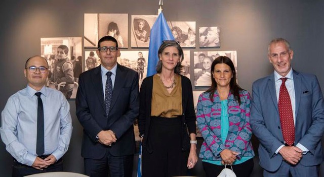 (từ trái sang phải: Joseph Tabago, Giám đốc Hợp tác UNICEF Syria; Tiến sĩ Himyar Abdulmoghni, Đại diện Quỹ Dân số Liên Hợp Quốc UNFPA Syria; Ramla Khalidi, Đại diện cư dân UNDP Syria; Alessandra Piermattei, Chủ tịch Cơ quan Hợp tác Phát triển Italia cho Lebanon và Syria AICS; Massimiliano D’Antuono, Tham tán đại sứ quán Italia ở Damascus) (ảnh: UNICEF)