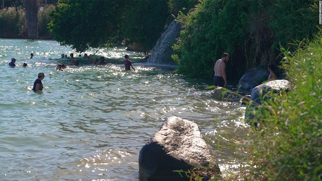 Người dân tắm ở biển hồ Galilee (ảnh: CNN)