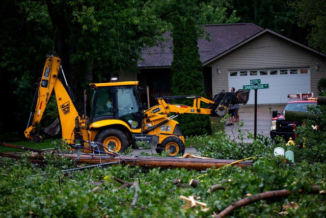Bão ở Michigan làm 340.000 người mất điện, 1 thiếu niên thiệt mạng - Ảnh 1.