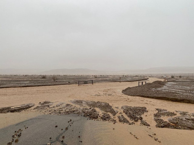Mưa lớn kỷ lục diễn ra tại nơi khô hạn nhất nước Mỹ - Ảnh 2.