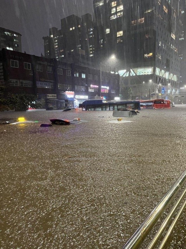 Hàn Quốc chứng kiến trận mưa lớn nhất trong 80 năm - Ảnh 2.