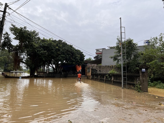 Ngập sâu tại huyện Chương Mỹ (Hà Nội) do mưa và nước sông dâng cao - Ảnh 1.