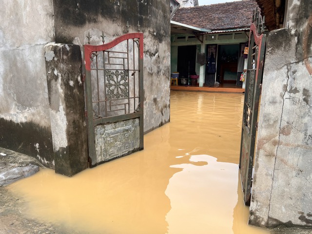 Ngập sâu tại huyện Chương Mỹ (Hà Nội) do mưa và nước sông dâng cao - Ảnh 3.