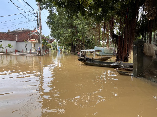 Ngập sâu tại huyện Chương Mỹ (Hà Nội) do mưa và nước sông dâng cao - Ảnh 4.