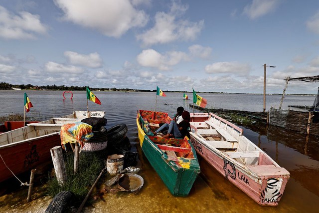 Lũ lụt sau mưa lớn đe dọa hồ nước màu hồng của Senegal  - Ảnh 2.