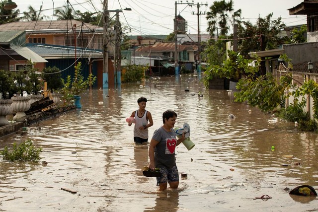Sau bão Noru, Bắc Philippines chìm trong biển nước - Ảnh 1.