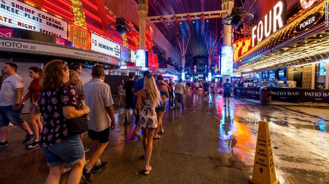 Người dân đi trên con đường ướt mưa ở khu phố đi bộ Fremont Street Experience ở Las Vegas trong cơn bão cuối tháng 7 vừa qua. (Ảnh:L.E. Baskow)