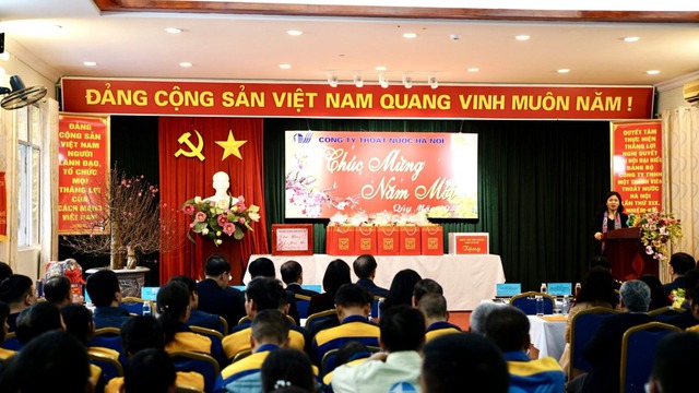 Thành ủy Hà Nội chúc tết Công ty TNHH MTV Thoát nước Hà Nội - Ảnh 2.