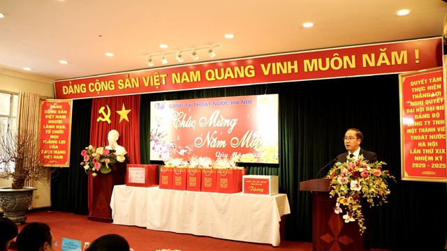 Thành ủy Hà Nội chúc tết Công ty TNHH MTV Thoát nước Hà Nội - Ảnh 1.