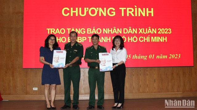 SAWACO cùng báo Nhân Dân tặng quà Bộ đội Biên phòng TP. Hồ Chí Minh - Ảnh 1.