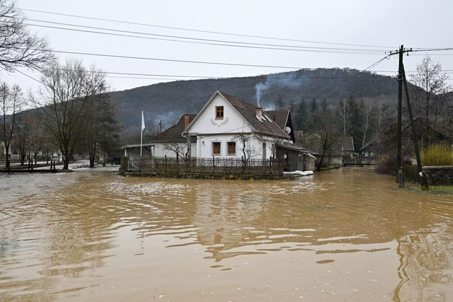 Mưa lớn gây ngập miền Bắc Hungary - Ảnh 2.