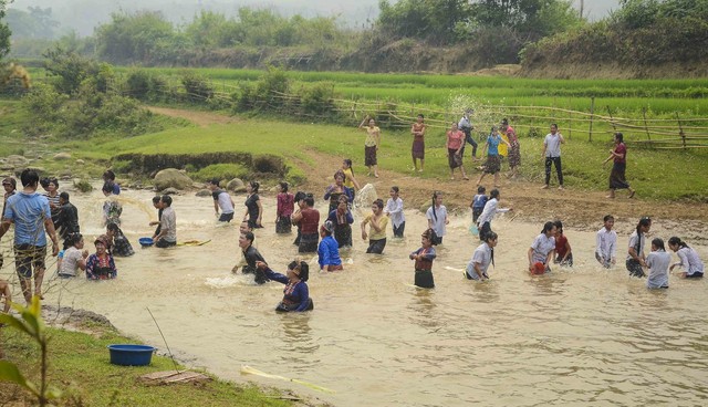 Người Lào ở Điện Biên giữ gìn phong tục Tết té nước độc đáo - Ảnh 2.
