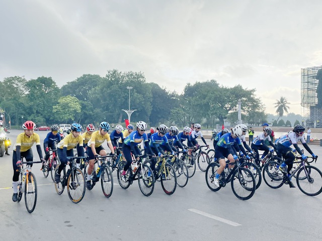 Sôi nổi giải đua xe đạp quanh hồ Vị Xuyên chào mừng đại hội Chi hội Cấp Thoát nước miền Bắc lần thứ XXI- Ảnh 2.