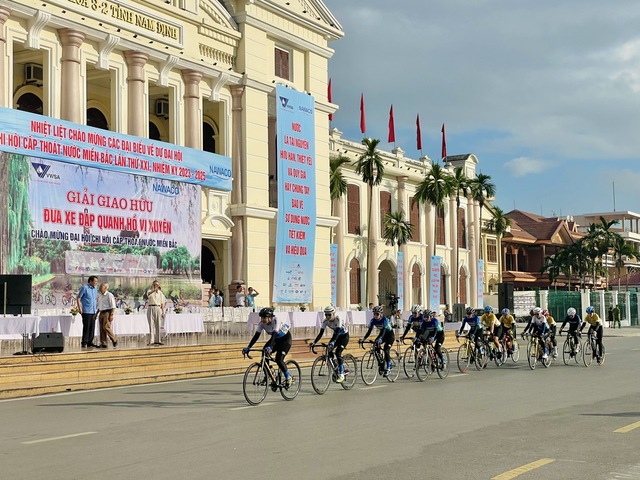 Sôi nổi giải đua xe đạp quanh hồ Vị Xuyên chào mừng đại hội Chi hội Cấp Thoát nước miền Bắc lần thứ XXI- Ảnh 1.
