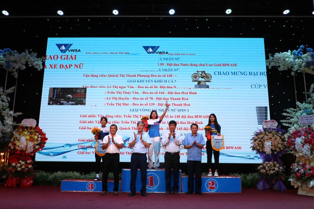 Sôi nổi giải đua xe đạp quanh hồ Vị Xuyên chào mừng Đại hội Chi hội Cấp Thoát nước miền Bắc lần thứ XXI- Ảnh 3.