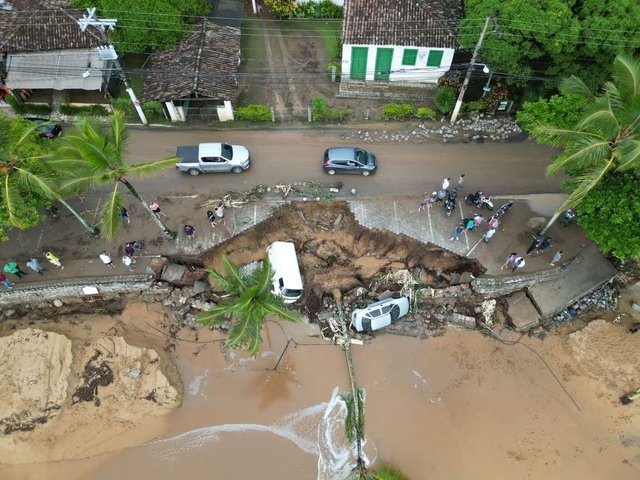 Ít nhất 36 người thiệt mạng do lũ lụt và lở đất ở Brazil - Ảnh 1.