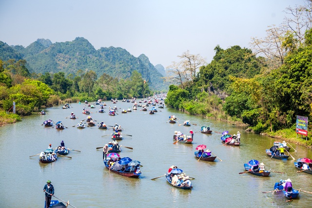 Lễ hội chùa Hương trở lại trong an toàn, văn minh, thân thiện - Ảnh 1.