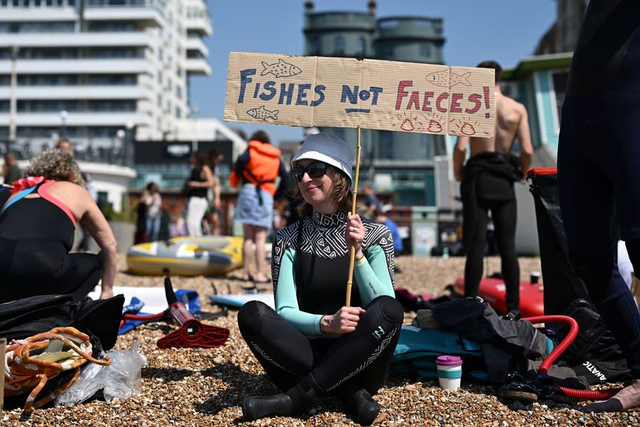 Hàng nghìn người ở Anh chèo ván để phản đối xả nước thải ra biển - Ảnh 1.