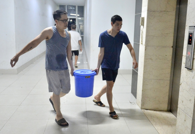 Chung cư Hà Nội bất ngờ mất nước, người dân phải xách nước sinh hoạt - Ảnh 3.
