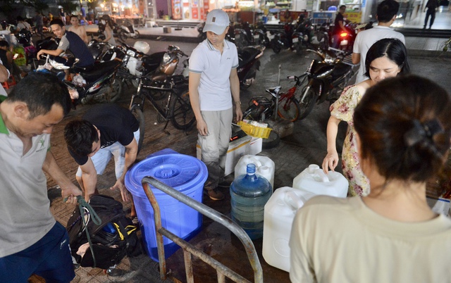 Chung cư Hà Nội bất ngờ mất nước, người dân phải xách nước sinh hoạt - Ảnh 1.