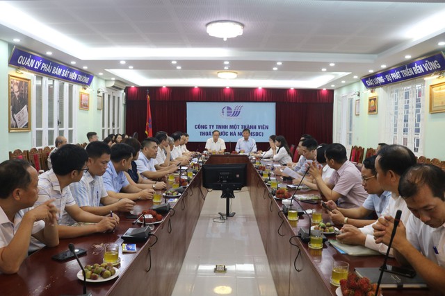 VWSA trao tặng kỷ niệm chương cho 27 cán bộ Công ty TNHH MTV Thoát nước Hà Nội (HSDC) - Ảnh 1.