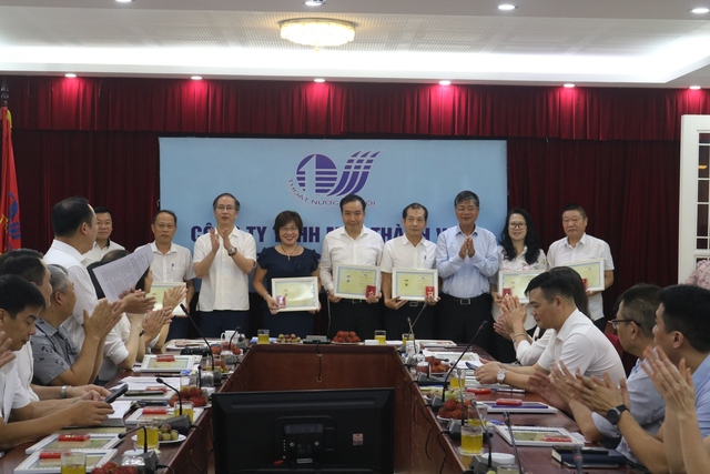 VWSA trao tặng kỷ niệm chương cho 27 cán bộ Công ty TNHH MTV Thoát nước Hà Nội (HSDC) - Ảnh 4.