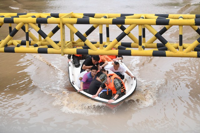 Trung Quốc khẩn trương khắc phục hậu quả sau trận mưa lụt lịch sử - Ảnh 2.