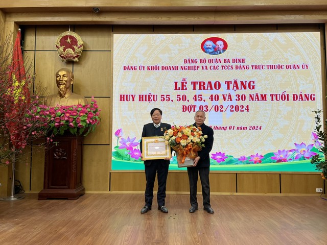 Đồng chí Cao Lại Quang nhận Huy hiệu 40 năm tuổi Đảng - Ảnh 1.