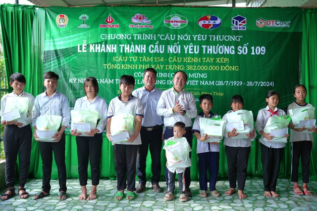 Nhựa Tiền Phong: Khánh thành 4 cây cầu nối yêu thương trong tháng Tám lịch sử- Ảnh 2.