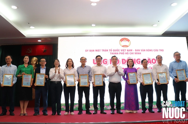 Tổng Công ty Cấp nước Sài Gòn ủng hộ 1 tỷ đồng cho đồng bào vùng bão, lũ- Ảnh 1.