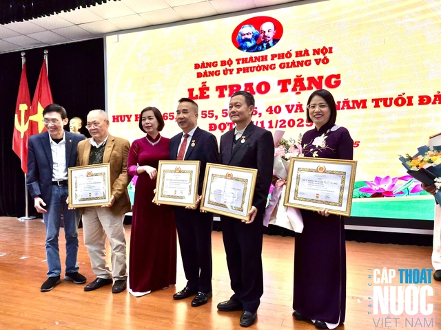 Đảng ủy phường Giảng Võ trao tặng Huy hiệu Đảng đợt 7/11 - Ảnh 1.