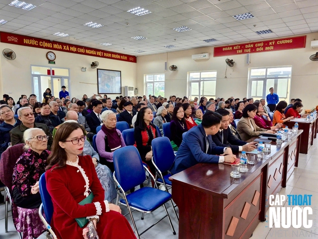 Đảng ủy phường Giảng Võ trao tặng Huy hiệu Đảng đợt 7/11 - Ảnh 2.