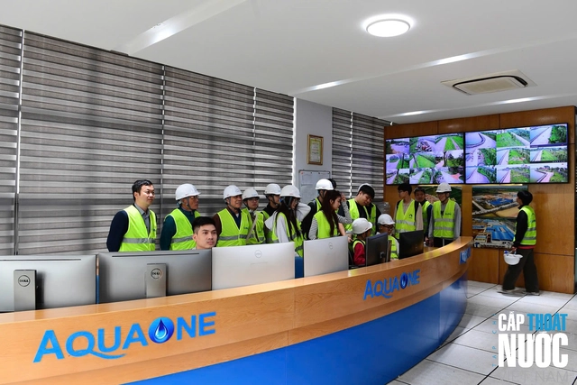 Đoàn sinh viên, giảng viên Trường Đại học Kiến trúc Hà Nội tham quan, trải nghiệm thực tế tại Nhà máy nước mặt Sông Đuống - Ảnh 1.