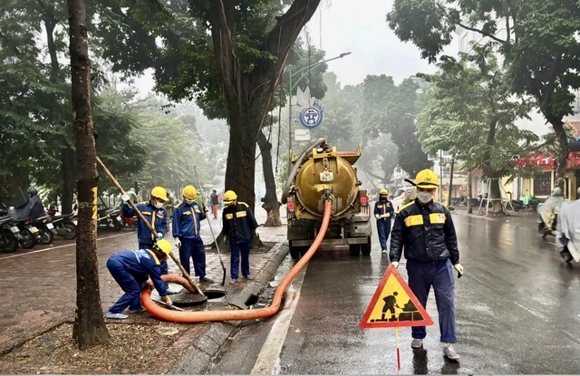 Công ty TNHH MTV Thoát nước Hà Nội ra quân thực hiện Kế hoạch trật tự đô thị của UBND Thành phố - Ảnh 1.