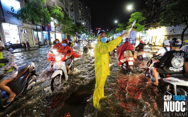 Công nhân thoát nước Hà Nội đội mưa, căng mình ứng trực bão số 5 - Ảnh 1.