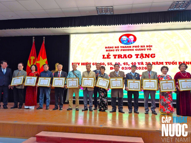 Đảng ủy phường Giảng Võ trao Huy hiệu Đảng đợt 3/2- Ảnh 1. Đảng ủy phường Giảng Võ trao Huy hiệu Đảng đợt 3/2- Ảnh 1.