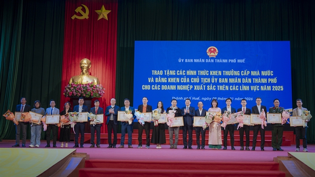HueWACO vinh dự được Chủ tịch UBND TP. Huế tặng Bằng khen vì thành tích xuất sắc trong sản xuất kinh doanh - Ảnh 2.