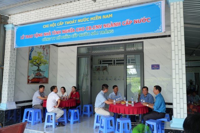Ấm t&igrave;nh đồng nghiệp trong căn nh&agrave; mới của người c&ocirc;ng nh&acirc;n Cấp nước- Ảnh 1.