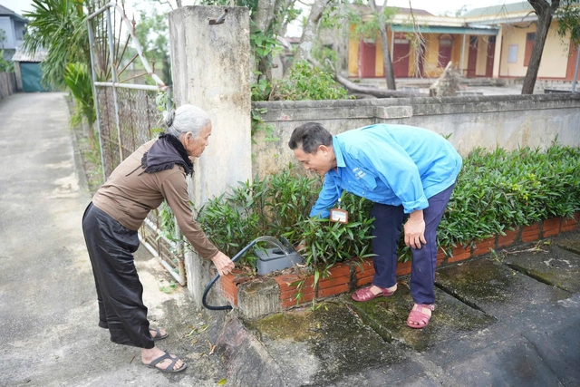 Hà Tĩnh đưa nước sạch đến từng nhà, thay đổi đời sống phụ nữ - Ảnh 1.