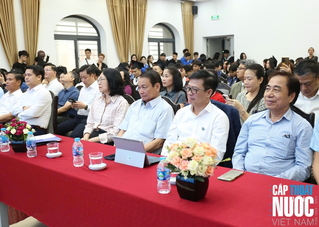 Gần 100 tân kỹ sư Khoa Kỹ thuật hạ tầng và Môi trường đô thị nhận bằng tốt nghiệp - Ảnh 7.