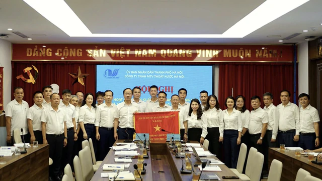 Thoát nước Hà Nội vinh dự đón nhận Cờ thi đua của Chính phủ - Ảnh 1.