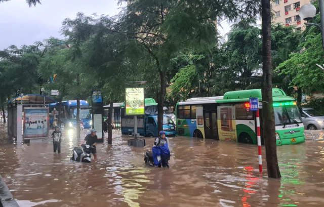 Quản lý thoát nước an toàn tại các đô thị Việt Nam thích ứng với biến đổi khí hậu - Ảnh 1.