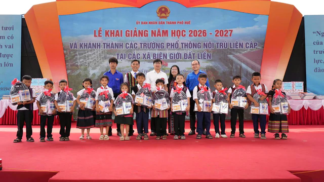 Doanh nghiệp ng&agrave;nh Nước tiếp sức học sinh trong m&ugrave;a tựu trường- Ảnh 2.