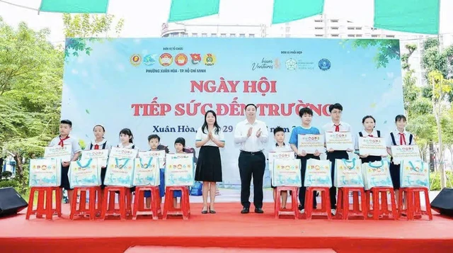 Doanh nghiệp ng&agrave;nh Nước tiếp sức học sinh trong m&ugrave;a tựu trường- Ảnh 3.