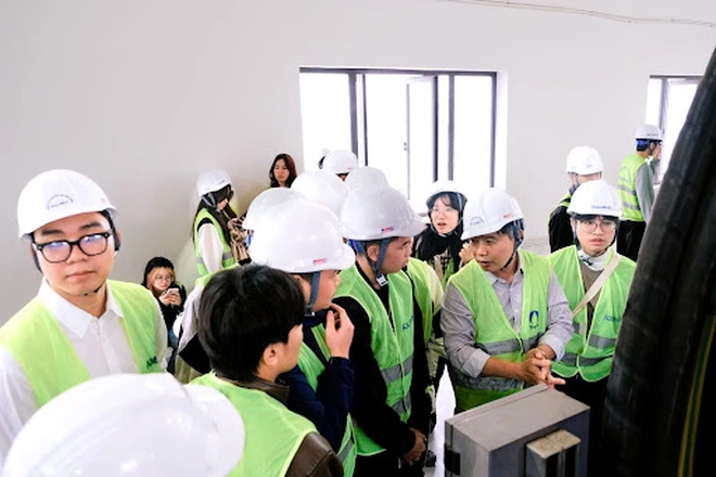 Đoàn sinh viên, giảng viên Trường Đại học Kiến trúc Hà Nội tham quan, trải nghiệm thực tế tại Nhà máy nước mặt Sông Đuống - Ảnh 2.
