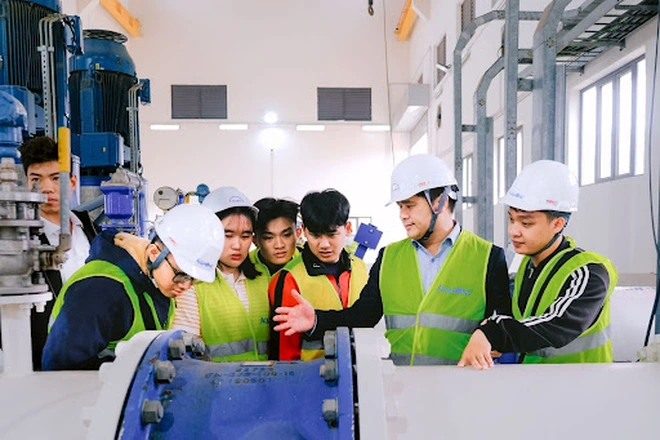 Đoàn sinh viên, giảng viên Trường Đại học Kiến trúc Hà Nội tham quan, trải nghiệm thực tế tại Nhà máy nước mặt Sông Đuống - Ảnh 3.