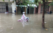 Nước tràn vào nhiều nhà ở Nam Định sau mưa lớn