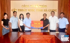 Dòng nước nghĩa tình chảy qua mùa lũ