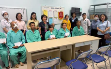 CLB Lãnh đạo nữ ngành Nước Việt Nam trao quà cho bệnh nhân tại Bệnh viện Ung bướu Khánh Hòa