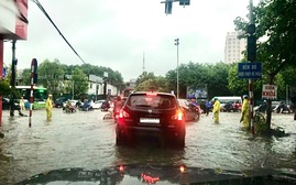 Nhiều tuyến phố Hà Nội ngập nặng vì mưa lớn ngày 12/8